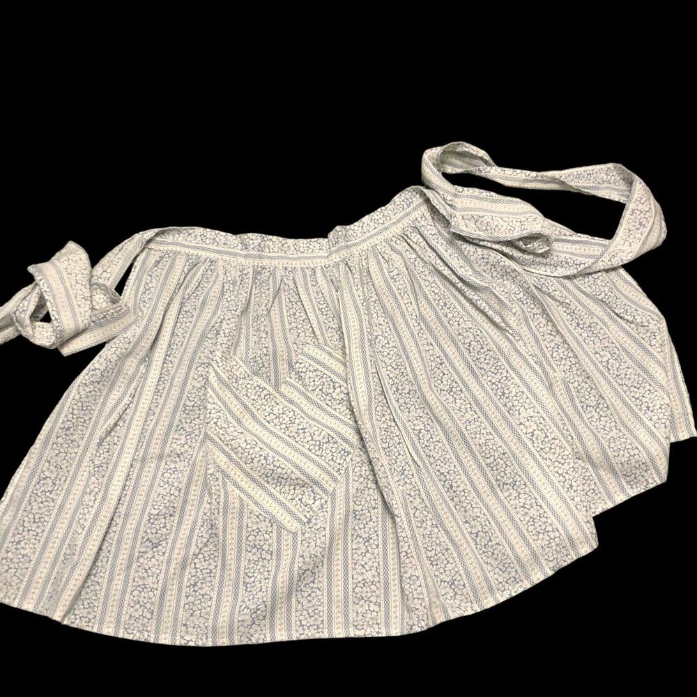 Vintage Waist Apron, Blue & White Florals w/Heart Pocket, Tie in Back, Momcore